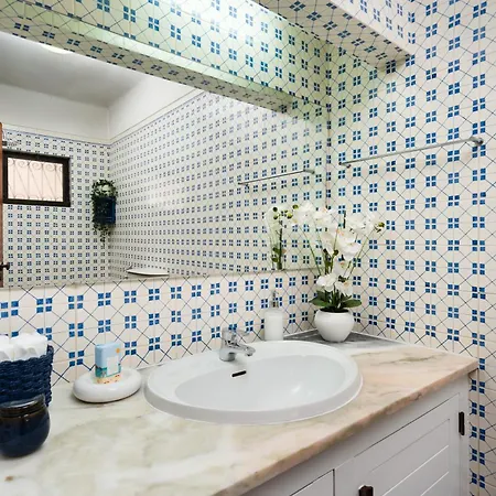 Clifftop - 4br, Beachside, Pool, Ac Villa