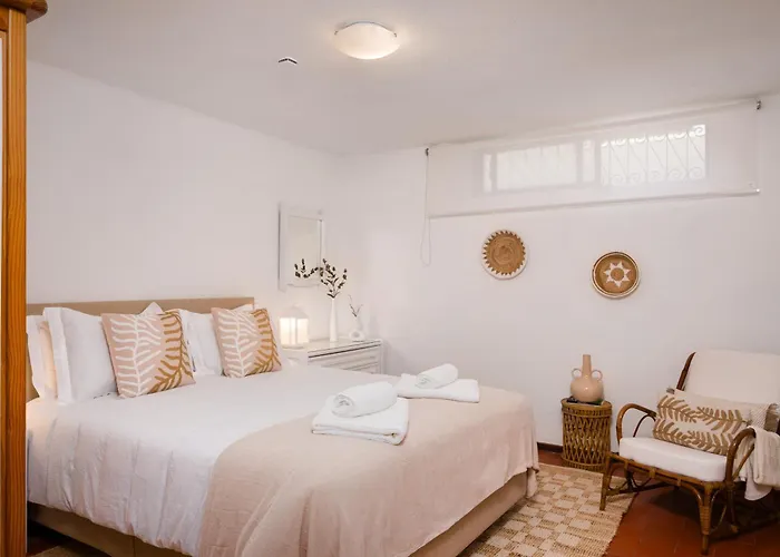 Clifftop - 4br, Beachside, Pool, Ac 포르체스